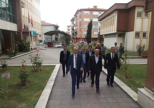 Bartın Valisi Azizoğlu’ndan Başsağlığı Ziyareti Bartın Valisi Seyfettin Azizoğlu, Bartın Milli Eğitim Müdürlüğü’ne uğradığı saldırı