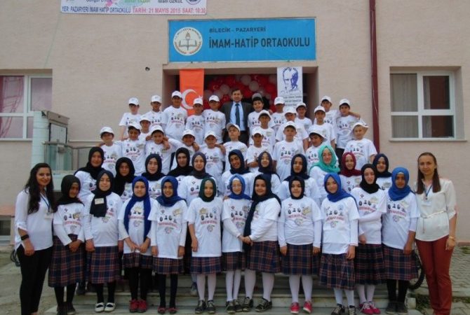 Bilecik’in Pazaryeri ilçesindeki İmam Hatip Ortaokulunda TÜBİTAK Bilim Fuarı düzenlendi.