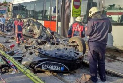 Tramvay otomobili biçti