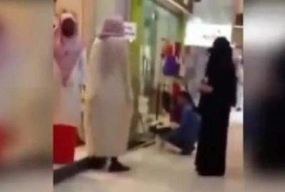 Elleri çıplak diye alışveriş merkezinden kovuldu