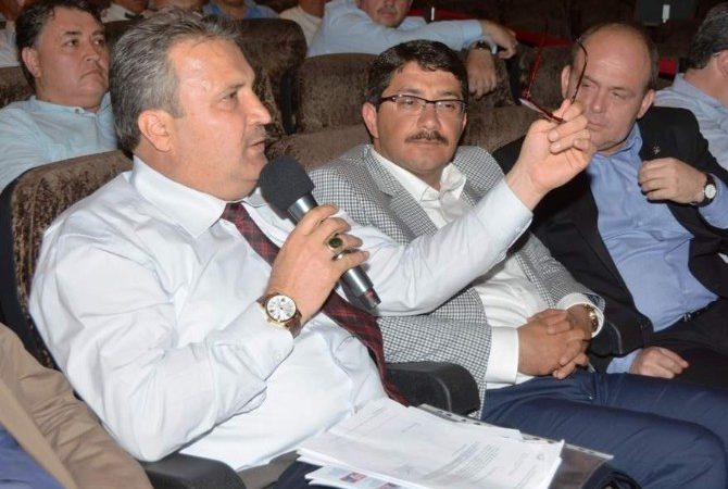 Başkan Çerçi’den Başkan Ergün’e ‘Şov’ Göndermesi Yunusemre Belediye Başkanı Mehmet Çerçi, Manisa Büyükşehir Belediye Başkanı Cengiz