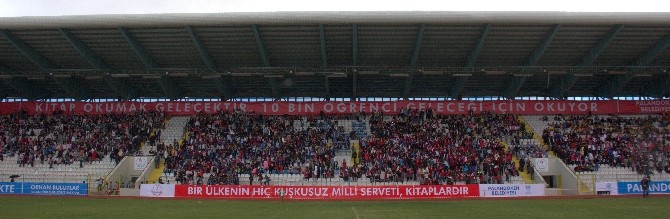 Erzurum’da 11 Bin İlköğretim Öğrencisi Stadyumda Kitap Okuyarak Dünya Rekoru Kırdı