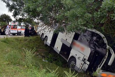 Yolcu otobüsü şarampole devrildi: 40 yaralı