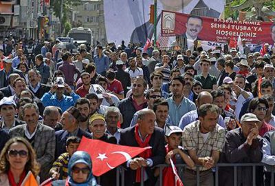 Mitinge katılanların görüntülerini çekip tacizde bulundular!
