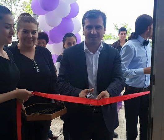 Akçakoca Çınar Caddesinde hizmete giren işletmeyi Akçakoca Belediye Başkanı Cüneyt