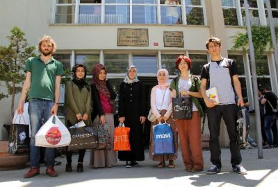 Çocuklar İçin Kapı Kapı Dolaşıyorlar