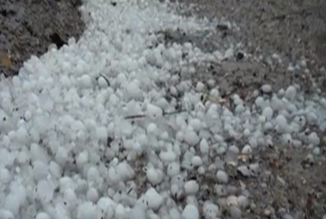 Ankara’nın Haymana ilçesinde aniden bastıran yağmur ve dolu hayatı felç