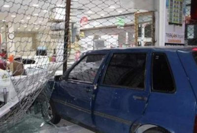 Çalıntı araçla dükkana dalıp, soygun yaptılar