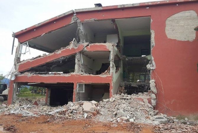 Cevizdere İlköğretim Okulu’nun Yıkımına Başlandı 19 Mayıs 2011 Simav depreminde zarar gören Kütahya’nın Emet Cevizdere