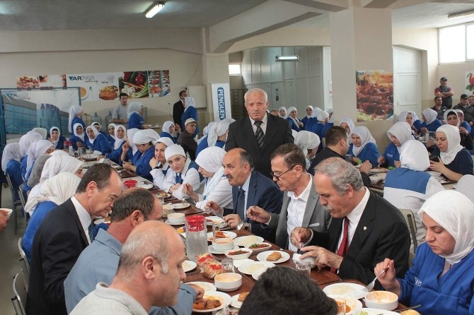 Sağlık Bakanı İşçilerle Öğle Yemeği Yedi