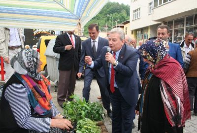 Elinde Mikrofonla Dolaşıp Seçim Çalışması Yürütüyor