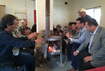 AK Parti’li Uslu’dan Soba Başında Seçim Çalışması