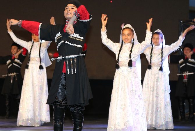 Atakum Belediyesi ve Türkiye Halk Oyunları Federasyonu tarafından ortaklaşa gerçekleştirilen