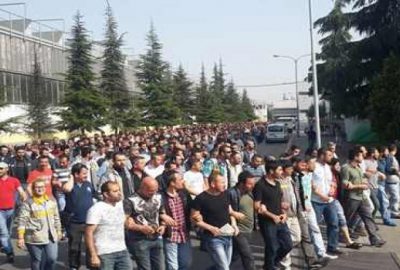 Üretime ara verilen Tofaş ve Renault işçileri fabrika önünde sabahladı