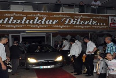 Düğün salonunun ortasına otomobille girdi