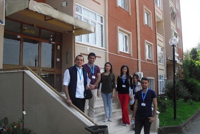İzmit Belediyesi görevlileri, ev ev dolaşarak geri dönüşümün önemi anlatıyor.