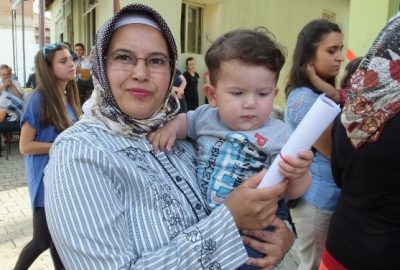 Kucağında Çocuğu İle Belge Aldı