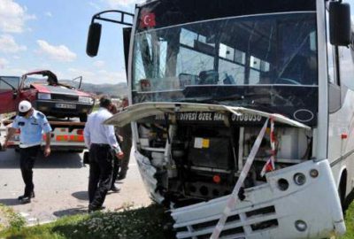 Halk otobüsüyle otomobil çarpıştı: 1 ölü
