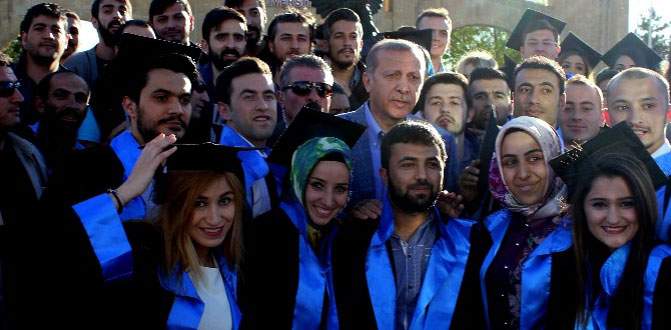 Erdoğan mezuniyet fotoğrafı çektiren öğrencileri yalnız bırakmadı
