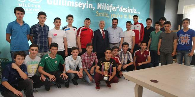 Şampiyonluk kupasını Başkan Bozbey’e getirdiler