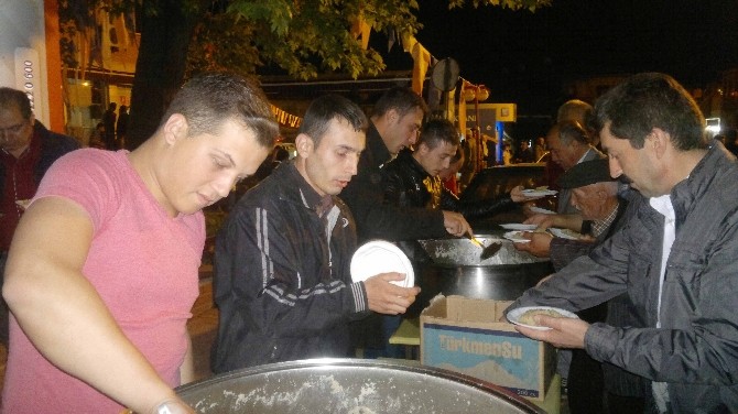 Başkan Çalışkan, Kandil Helvası Dağıttı