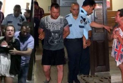 Önce soyundular sonra terör estirdiler