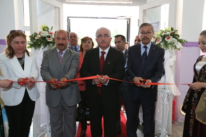 Vali Tuna, TUBİTAK 4006 Bilim Fuarının Açılışını Yaptı