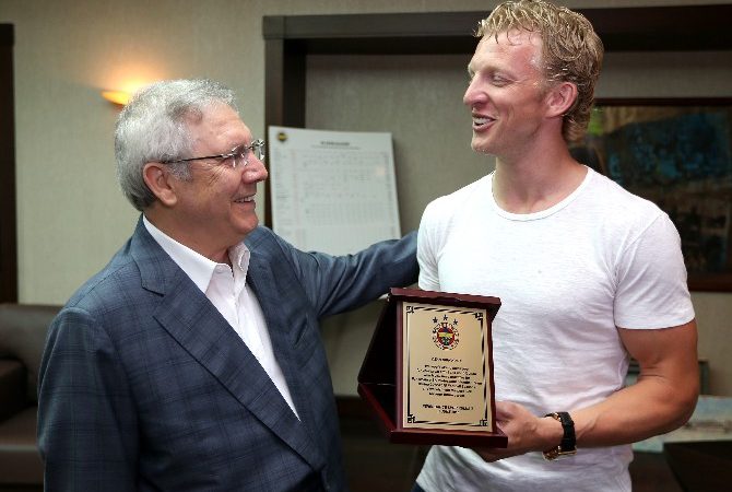 Fenerbahçe ile yollarını ayrılan Hollandalı oyuncu Dirk Kuyt, bugün ülkesine