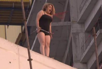 Yarı çıplak inşaatın tepesine çıkıp böyle bağırdı