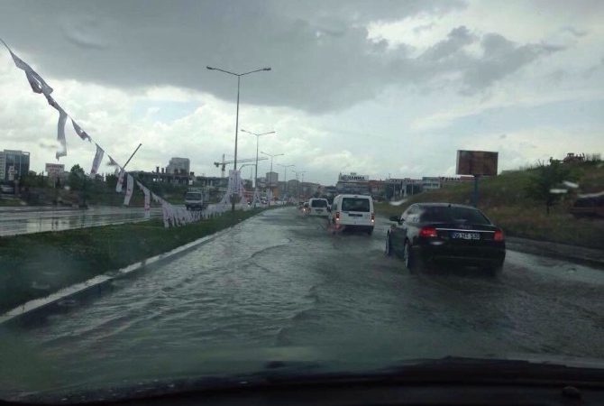 Başkent’te kısa süreli yağan sağanak yağmur hayatı olumsuz etkiledi. Çok