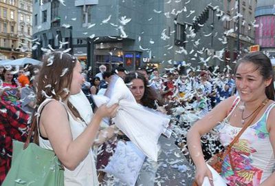 Viyana’da ‘yastık savaşı’