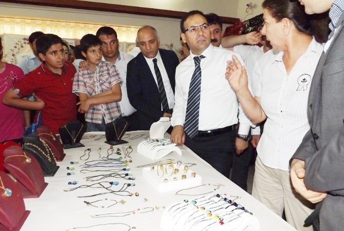 Diyarbakır’ın Ergani ilçe Halk Eğitim Merkezi kursiyerleri tarafından yılsonu sergisi