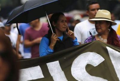 Öğretmenler havaalanını işgal etti