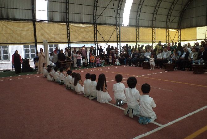 Muş’un Varto ilçesindeki Varto Anaokulu öğrencileri, yılsonu etkinlikleri kapsamında bir