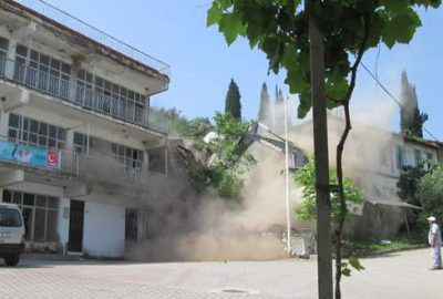Gemlik’te metruk binalar yıkılıyor