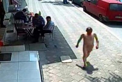 Kocaeli’de sokakta çırılçıplak dolaşan akli dengesi bozuk bir kişi, esnaf