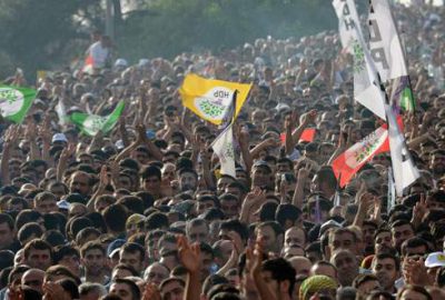 Diyarbakır'da HDP'nin gerçekleştirdiği miting sırasında patlama meydana geldi. Bakan Eker,