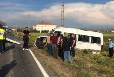 Midibüs ile süt taşıma aracı çarpıştı: 12 yaralı