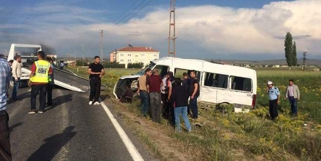 Midibüs ile süt taşıma aracı çarpıştı: 12 yaralı