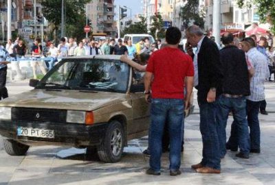 Mazot döküp kendini yakmak istedi!