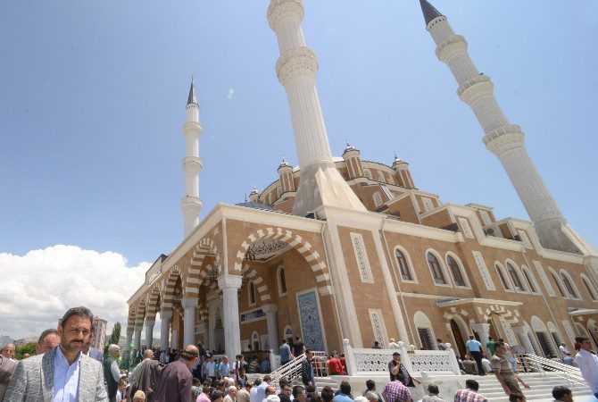 Çorum’da 2008 yılında yapımına başlanan Akşemseddin Cami bugün ibadete başladı.