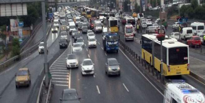 İki metrobüs çarpıştı: 9 yaralı