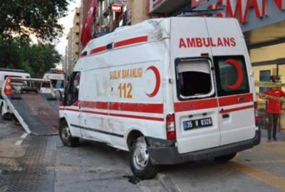 İzmir'in Konak İlçesi'nde, görevden dönen ambulans, kavşakta otomobille çarpıştı. Kazada