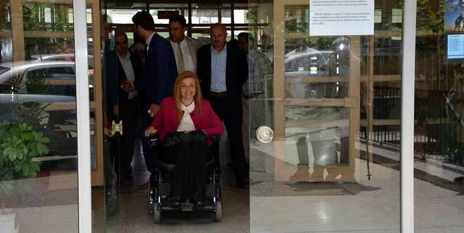 AK Parti’nin engelli milletvekili adayı oyunu kullandı