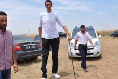 Dünyanın en uzun adamı oyunu kullandı