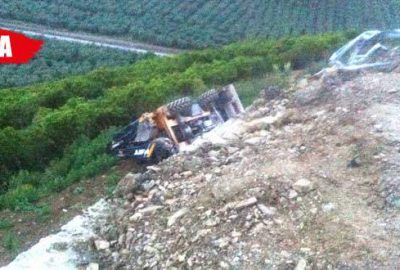 İş makinesi şarampole devrildi: 2 yaralı