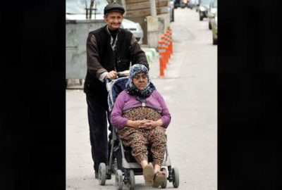 40 yıllık hayat arkadaşını bebek arabasıyla sandığa taşıdı