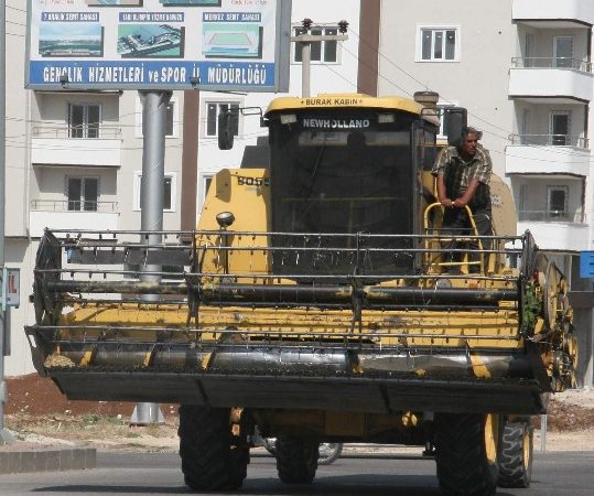 Kilis’te, hububat hasadı döneminin başlaması ile birlikte karayollarında biçerdöverler yoğunluğu
