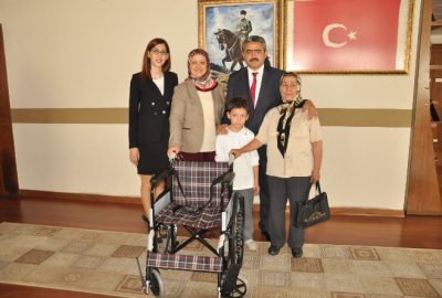 Nazilli Belediye Başkanı Haluk Alıcık, üç engelli vatandaşa engeli aracı