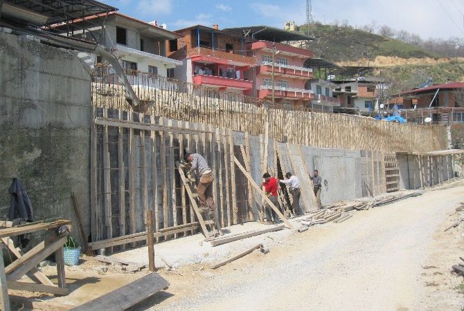 Nazilli Belediyesi, yağan sağanak yağışlar sonrası zeminin yumuşamasıyla istinat duvarı